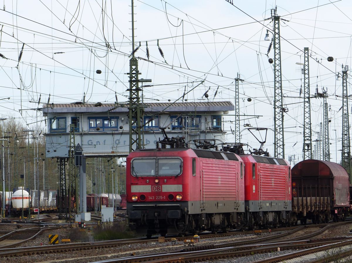 DB Cargo Lok 143 225-1 mit Schwesterlok Rangierbahnhof Kln Gremberg, Gremberg Gnf (Gremberg Nord Fahrdienstleitung) Porzer Ringstrae, Kln 31-03-2017.

DB Cargo loc 143 225-1 met zusterlocomotief rangeerstation Keulen Gremberg bij seinhuis Gremberg Gnf (Gremberg Nord Fahrdienstleitung) Porzer Ringstrae, Keulen 31-03-2017.