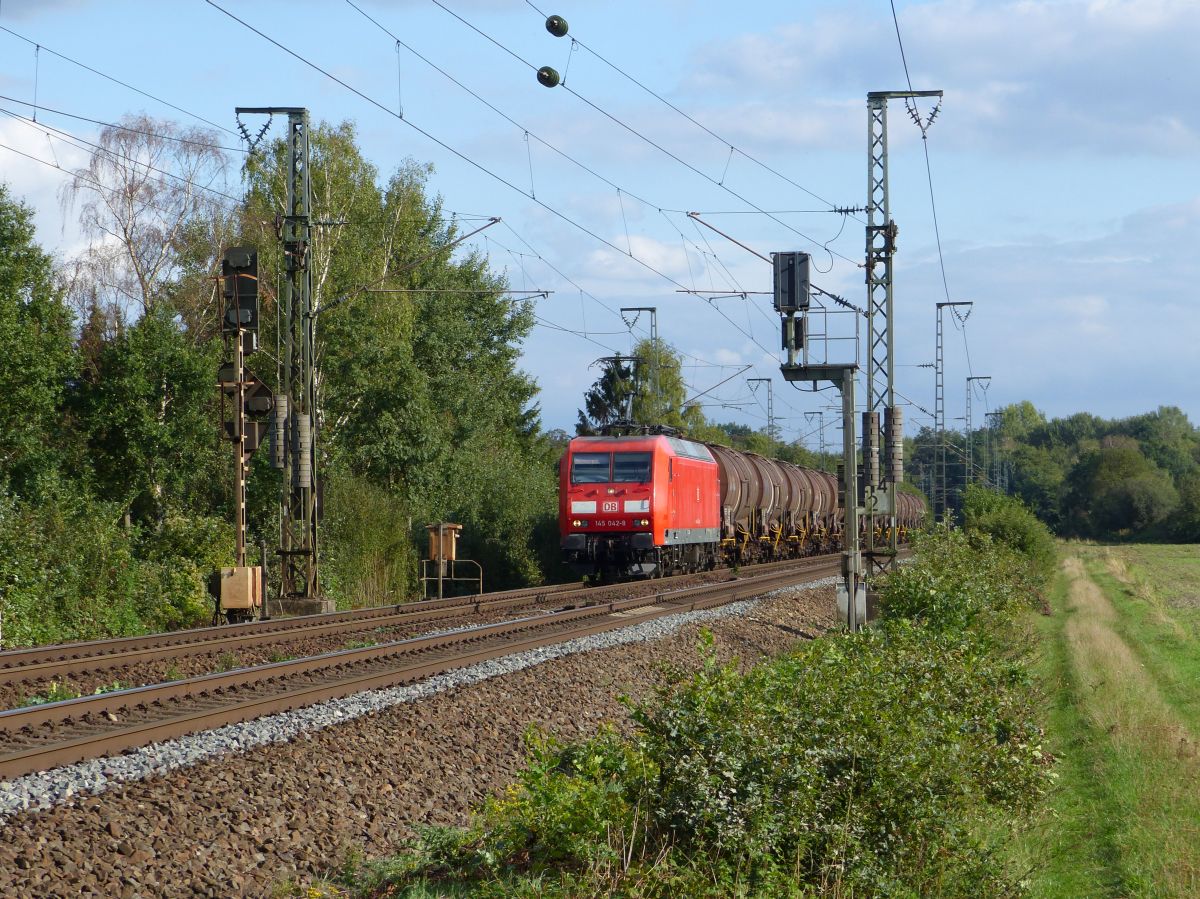 DB Cargo Lok 145 042-8 bei Bahnbergang Devesstrae, Salzbergen 13-09-2018.



DB Cargo loc 145 042-8 bij overweg Devesstrae, Salzbergen 13-09-2018.