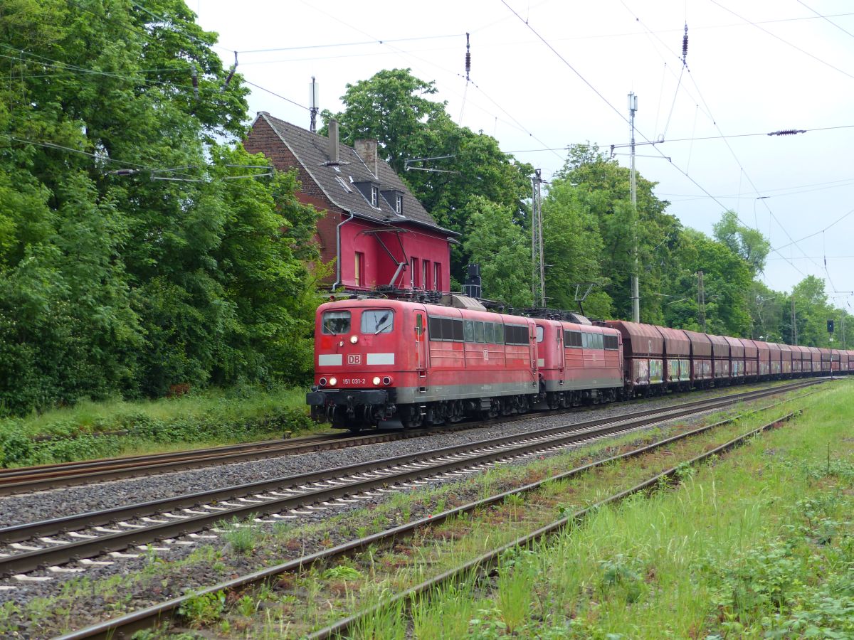 DB Cargo Lok 151 031-2 mit Schwesterlok Kalkumerstrasse, Lintorf 18-05-2017.

DB Cargo loc 151 031-2 met zusterloc. Voormalig station Lintorf Kalkumerstrasse, Lintorf 18-05-2017.