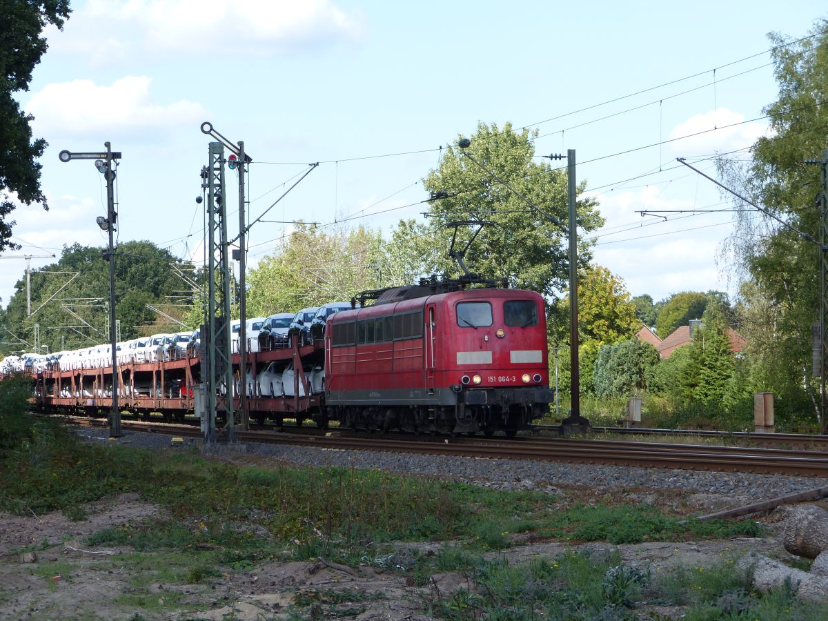 DB Cargo Lok 151 064-3 bei Bahnbergang Grenzstrae, Emsbren  13-09-2018.

DB Cargo loc 151 064-3 bij de overweg Grenzstrae, Emsbren  13-09-2018.