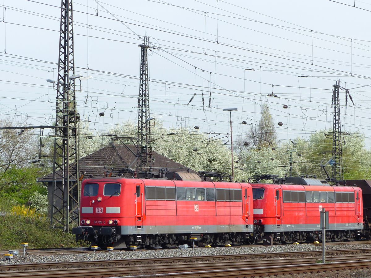 DB Cargo Lok 151 126-0 mit Schwesterlok Gterbahnhof Oberhausen West 31-03-2017.


DB Cargo loc 151 126-0 met zusterloc goederenstation Oberhausen West 31-03-2017.