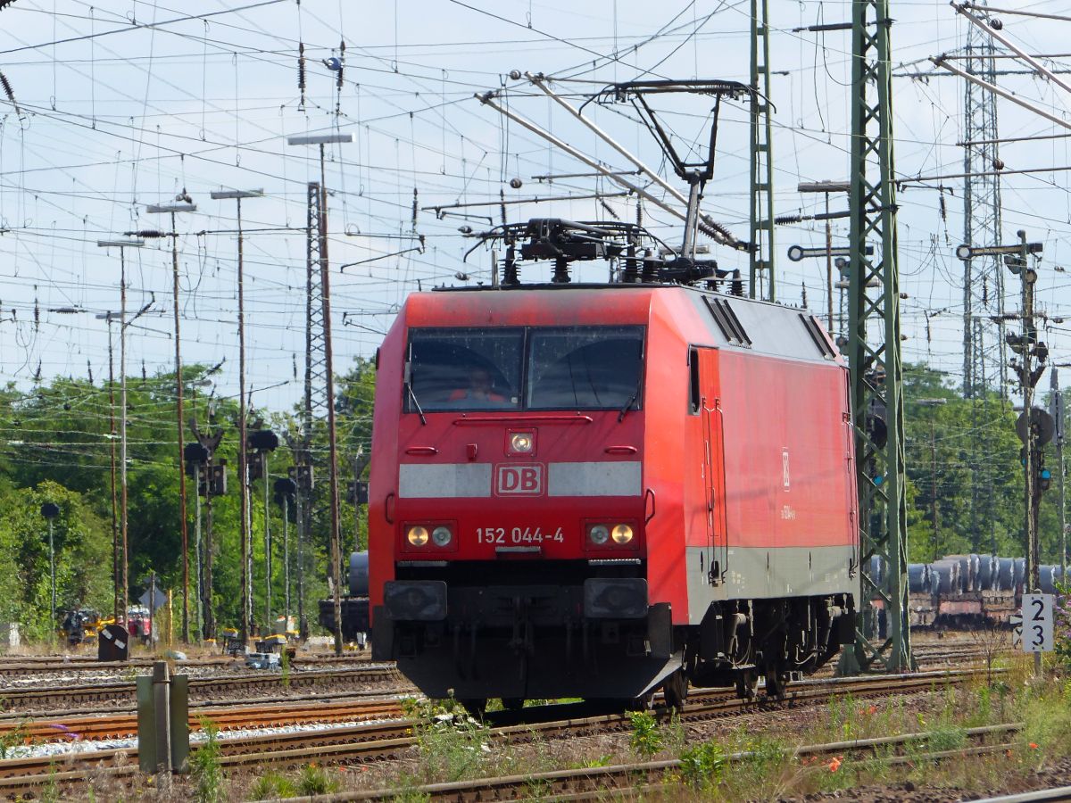 DB Cargo Lok 152 044-4 Gterbahnhof Oberhausen West 13-07-2017.

DB Cargo loc 152 044-4 goederenstation Oberhausen West 13-07-2017.