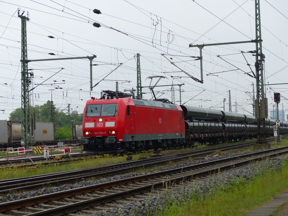 DB Cargo Lok 185 020-5 Gterbahnhof Oberhausen West 18-05-2017.

DB Cargo loc 185 020-5 met buizentrein goederenstation Oberhausen West 18-05-2017.