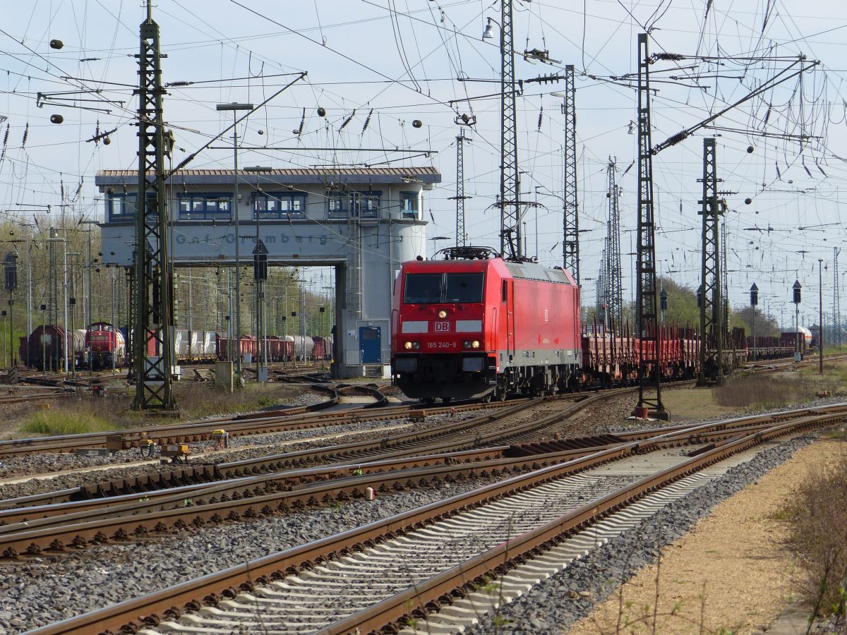 DB Cargo Lok 185 240-9 Rangierbahnhof Kln Gremberg bei Gremberg Gnf (Gremberg Nord Fahrdienstleitung) Porzer Ringstrae, Kln 31-03-2017.

DB Cargo loc 185 240-9 rangeerstation Gremberg bij seinhuis Gremberg Gnf (Gremberg Nord Fahrdienstleitung) Porzer Ringstrae, Keulen 31-03-2017.