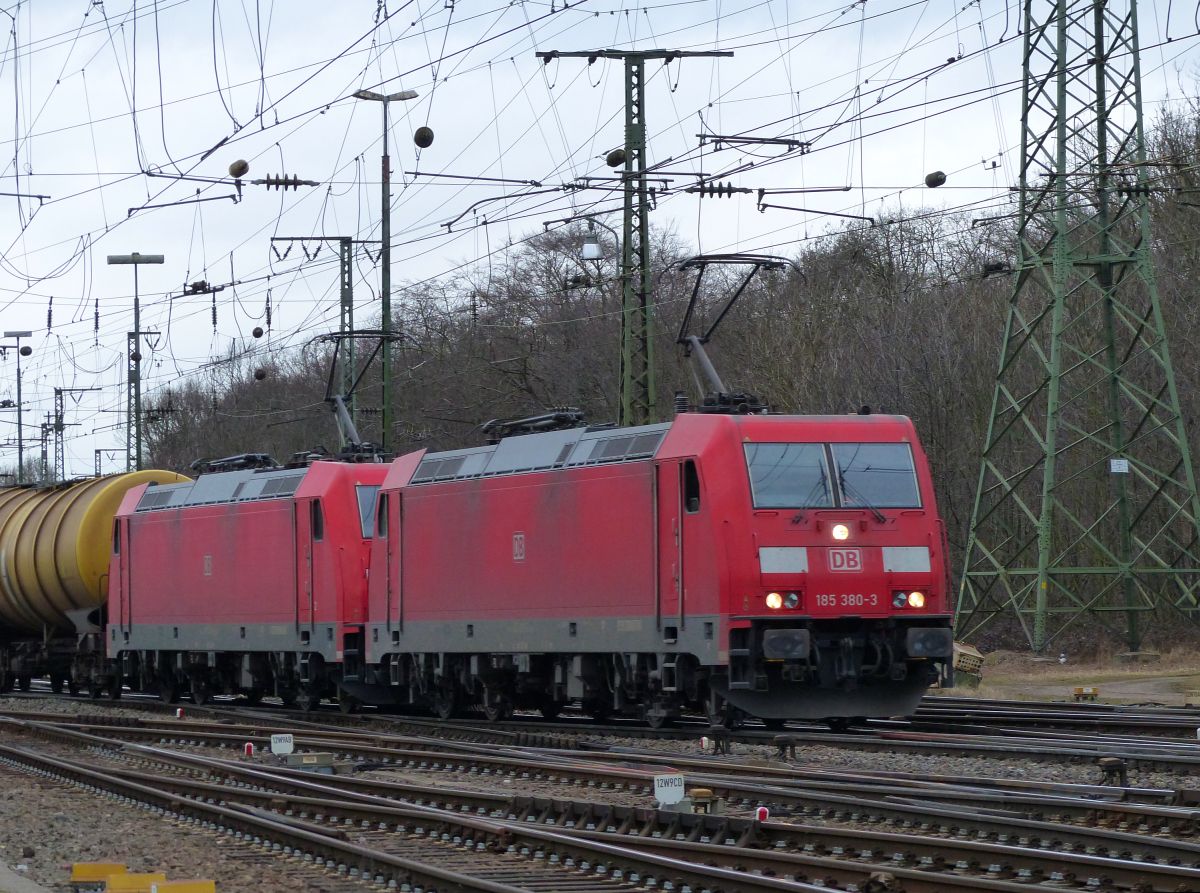 DB Cargo Lok 185 380-3 mit Schwesterlok. Rangeierbahnhof K�ln Gremberg. Porzer Ringstra�e, K�ln 08-03-2018.

DB Cargo loc 185 380-3 met zusterlocomotief. Rangeerstation Keulen Gremberg. Porzer Ringstra�e, Keulen 08-03-2018.