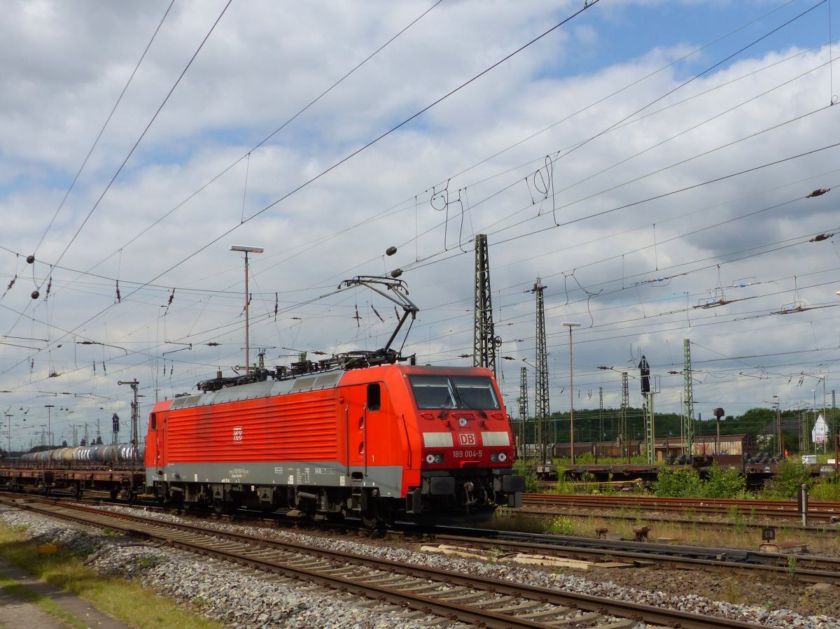 DB Cargo Lok 189 004-5 Gterbahnhof Oberhausen West 13-07-2017.

DB Cargo loc 189 004-5 goederenstation Oberhausen West 13-07-2017.