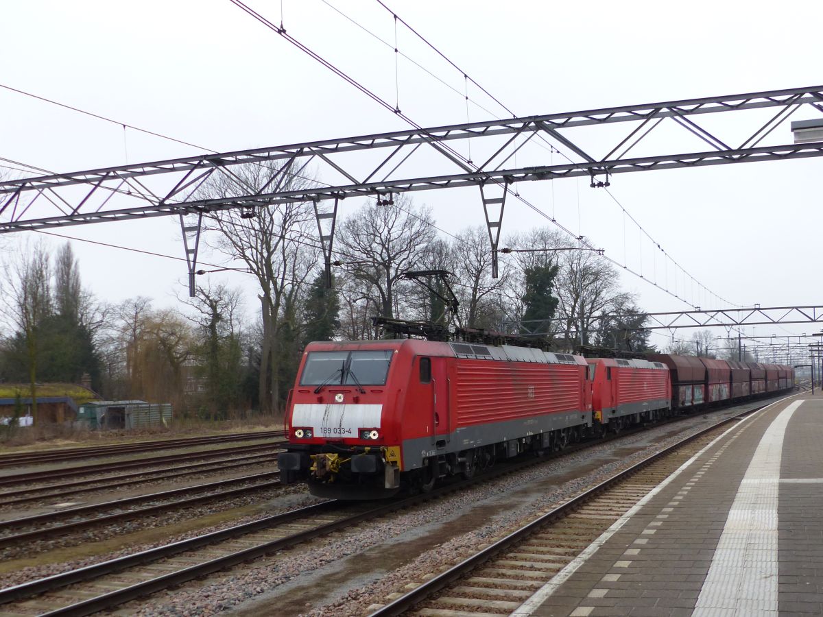 DB Cargo Lok 189 033-4 mit Schwesterlok Dordrecht, Niederlande 16-02-2017.

DB Cargo loc 189 033-4 met zusterlocomotief Dordrecht, Nederland 16-02-2017.