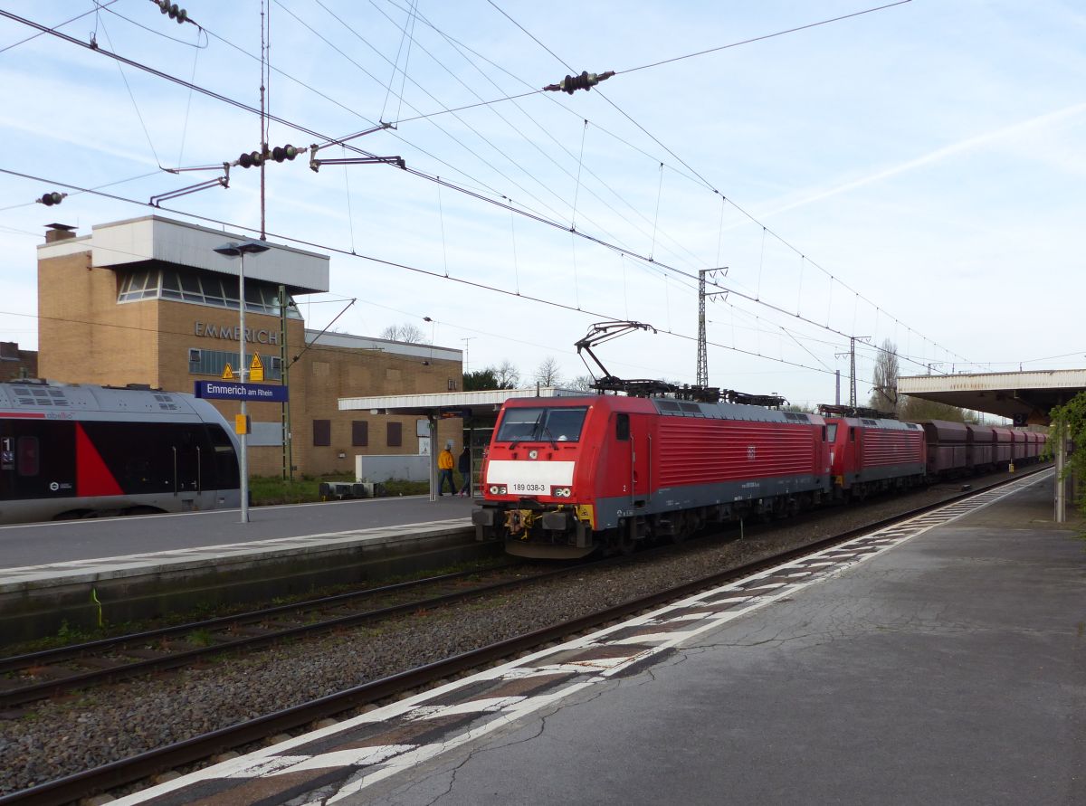 DB Cargo Lok 189 038-3 mit Schwesterloc. Emmerich am Rhein 31-03-2017.

DB Cargo loc 189 038-3 met zusterloc. Emmerich am Rhein 31-03-2017.