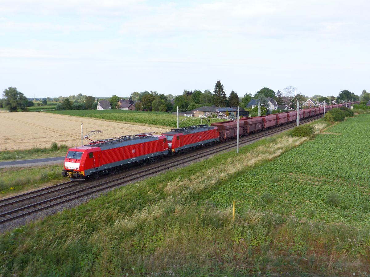 DB Cargo Lok 189 044-1 mit Schwesterlok. Baumannstrasse, Praest bei Emmerich. Deutschland 06-07-2018.

DB Cargo loco 189 044-1 met zusterloc. Baumannstrasse, Praest bij Emmerich. Duitsland 06-07-2018.