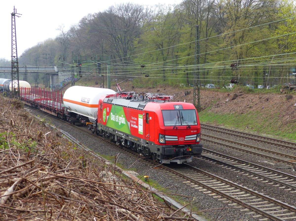 DB Cargo Lok 193 301-9 mit Aufschrift  Das ist Gr�n . Abzweig Lotharstrasse, Forsthausweg, Duisburg 12-04-2018.


DB Cargo loc 193 301-9 met opschrift  Das ist Gr�n . Abzweig Lotharstrasse, Forsthausweg, Duisburg 12-04-2018.