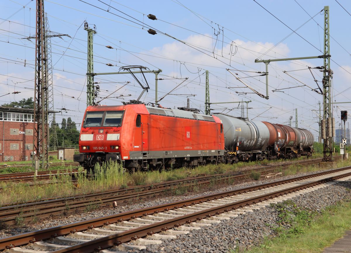 DB Cargo Lokomotive 185 045-2 Gterbahnhof Oberhausen West 02-09-2021.

DB Cargo locomotief 185 045-2 goederenstation Oberhausen West 02-09-2021.