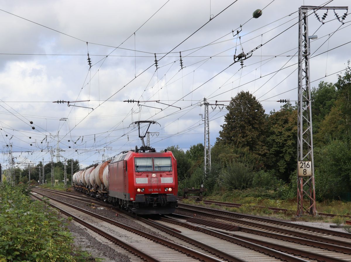 DB Cargo Lokomotive 185 176-5 durchfahrt Bahnhof Salzbergen 16-09-2021.

DB Cargo locomotief 185 176-5 doorkomst station Salzbergen 16-09-2021.