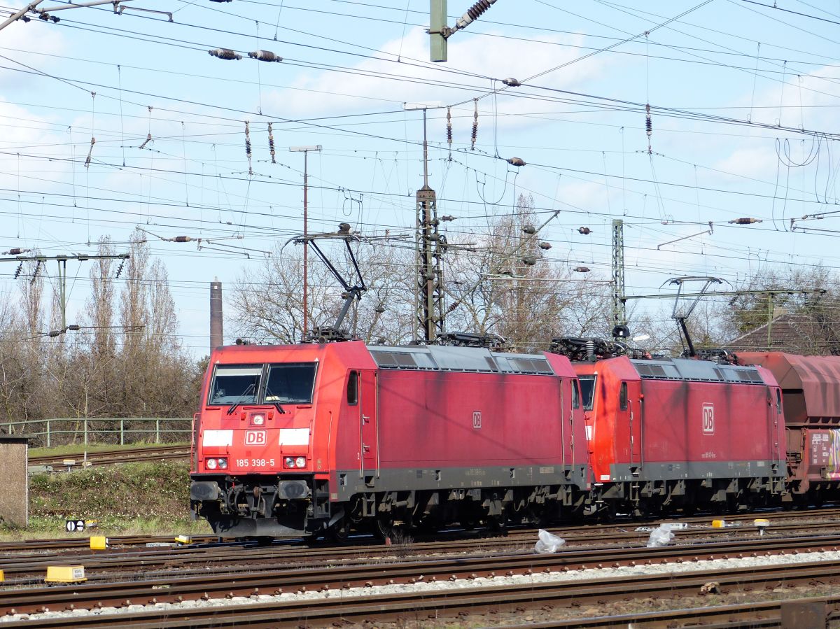 DB Cargo Lokomotive 185 398-5 und 185 147-6 Gterbahnhof Oberhausen West 12-03-2020.

DB Cargo locomotief 185 398-5 en 185 147-6 goederenstation Oberhausen West 12-03-2020.