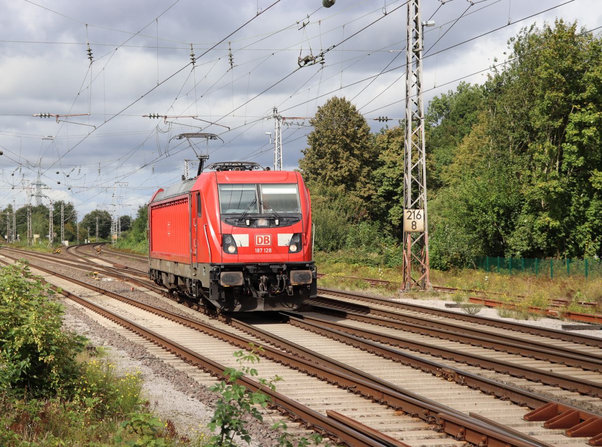 DB Cargo Lokomotive 187 028-4 ( 91 80 6187 128-4 D-DB) station Salzbergen 16-09-2021.

DB Cargo locomotief 187 028-4 ( 91 80 6187 128-4 D-DB) station Salzbergen 16-09-2021.