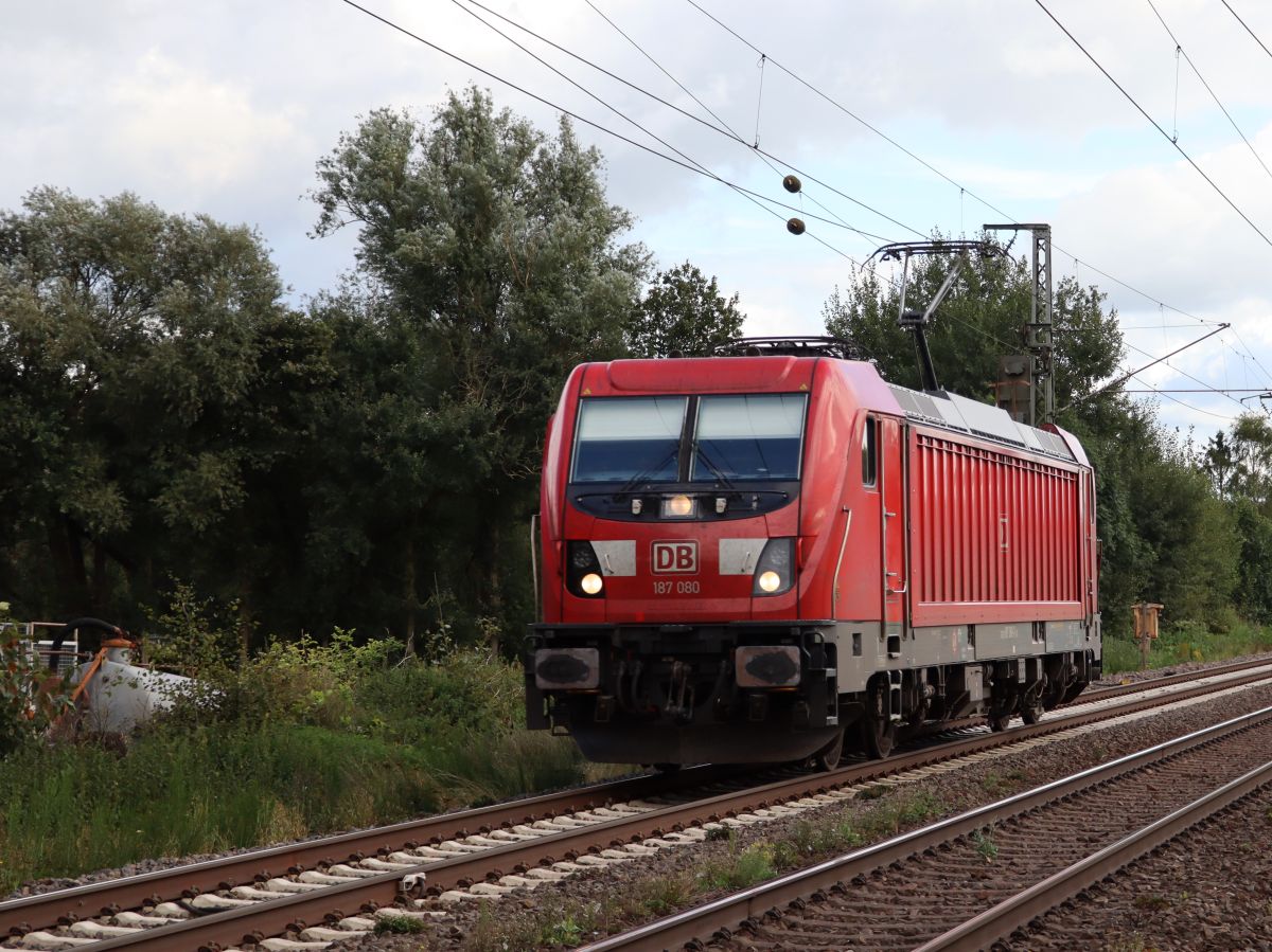 DB Cargo Lokomotive 187 080-7 Devesstrasse, Salzbergen 16-09-2021.

DB Cargo locomotief 187 080-7 Devesstrasse, Salzbergen 16-09-2021.