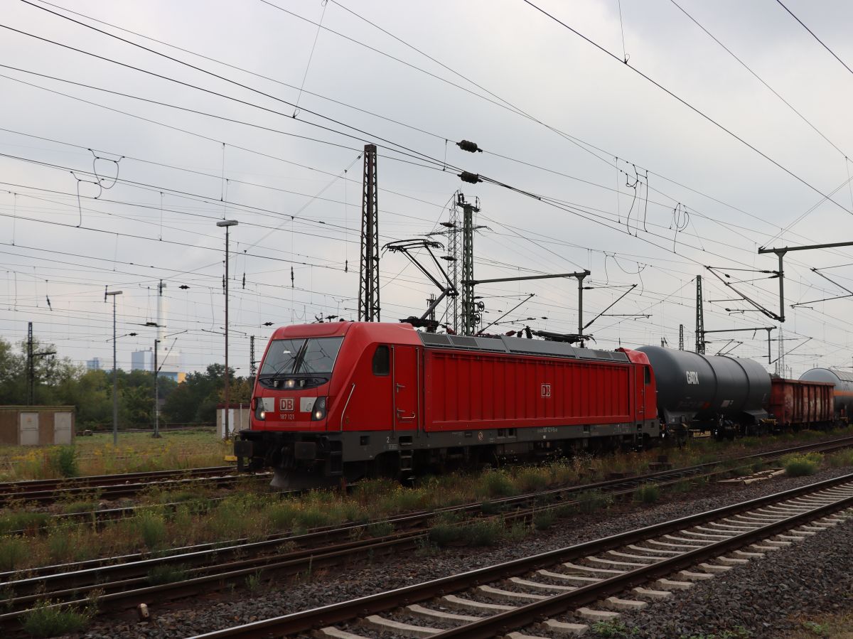 DB Cargo Lokomotive 187 121-9 Gterbahnhof Oberhausen West 18-08-2022.

DB Cargo locomotief 187 121-9 goederenstation Oberhausen West 18-08-2022.