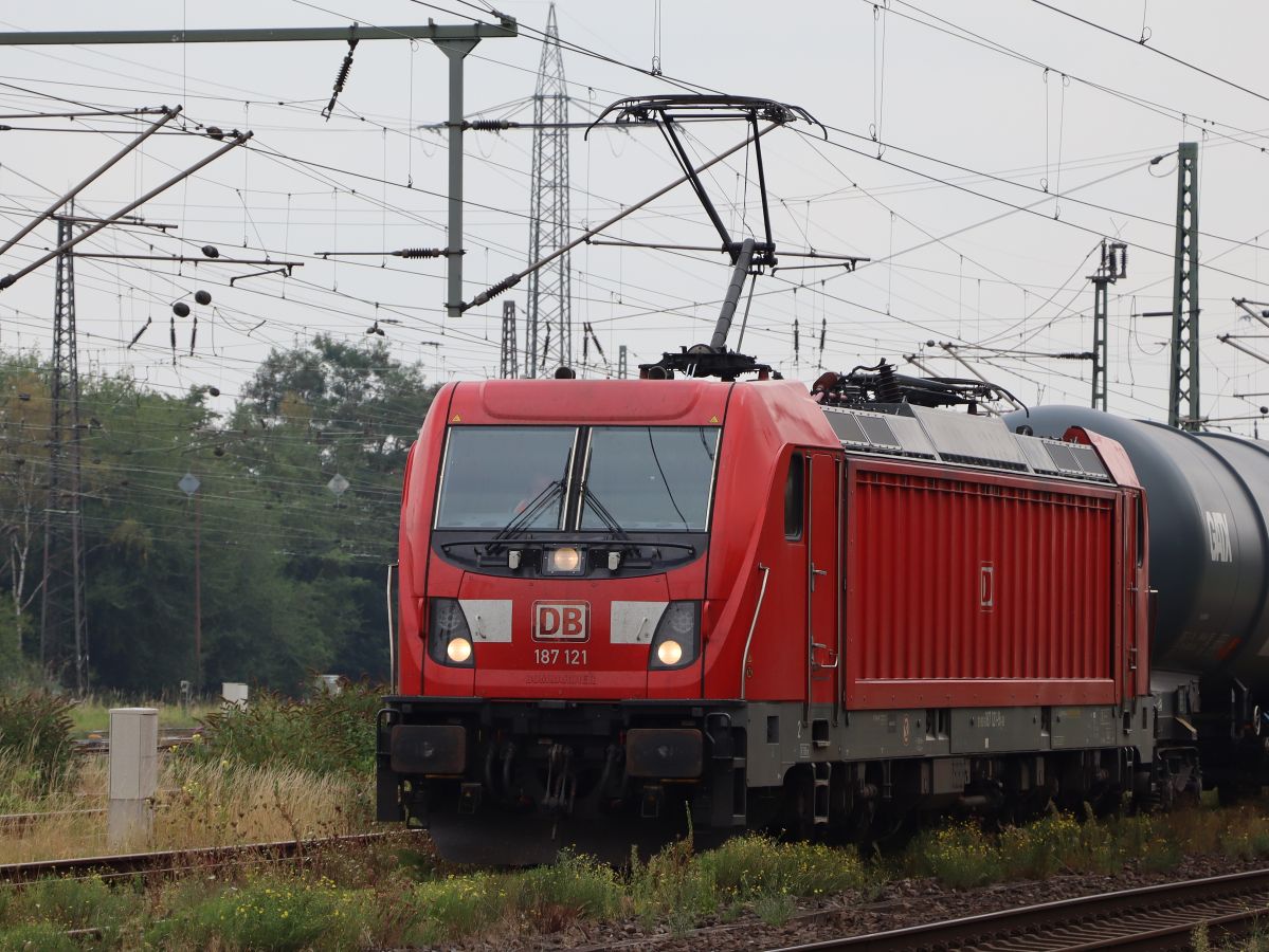 DB Cargo Lokomotive 187 121-9 Gterbahnhof Oberhausen West 18-08-2022.

DB Cargo locomotief 187 121-9 goederenstation Oberhausen West 18-08-2022.