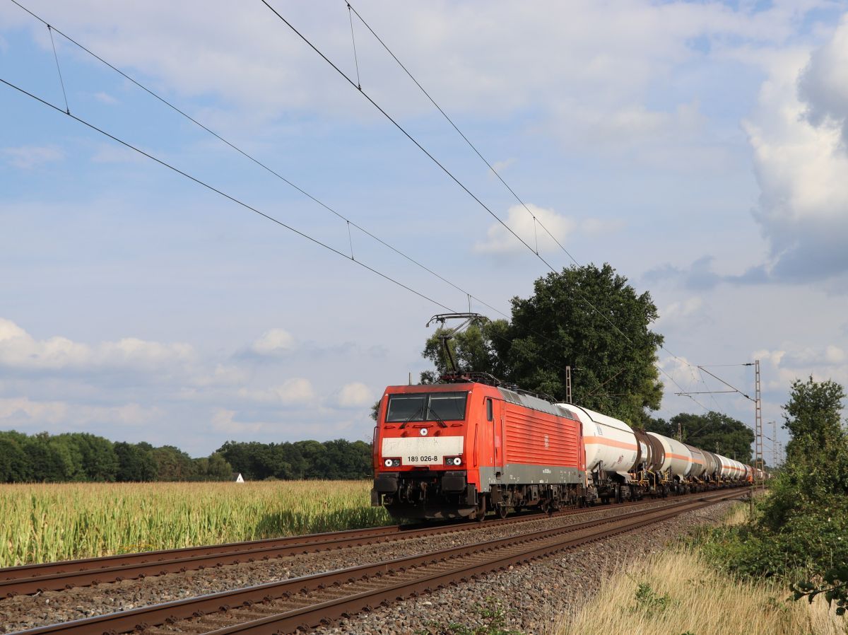 DB Cargo Lokomotive 189 026-8 bei Bahnbergang Wasserstrasse, Hamminkeln 18-08-2022.

DB Cargo locomotief 189 026-8 bij overweg Wasserstrasse, Hamminkeln 18-08-2022.