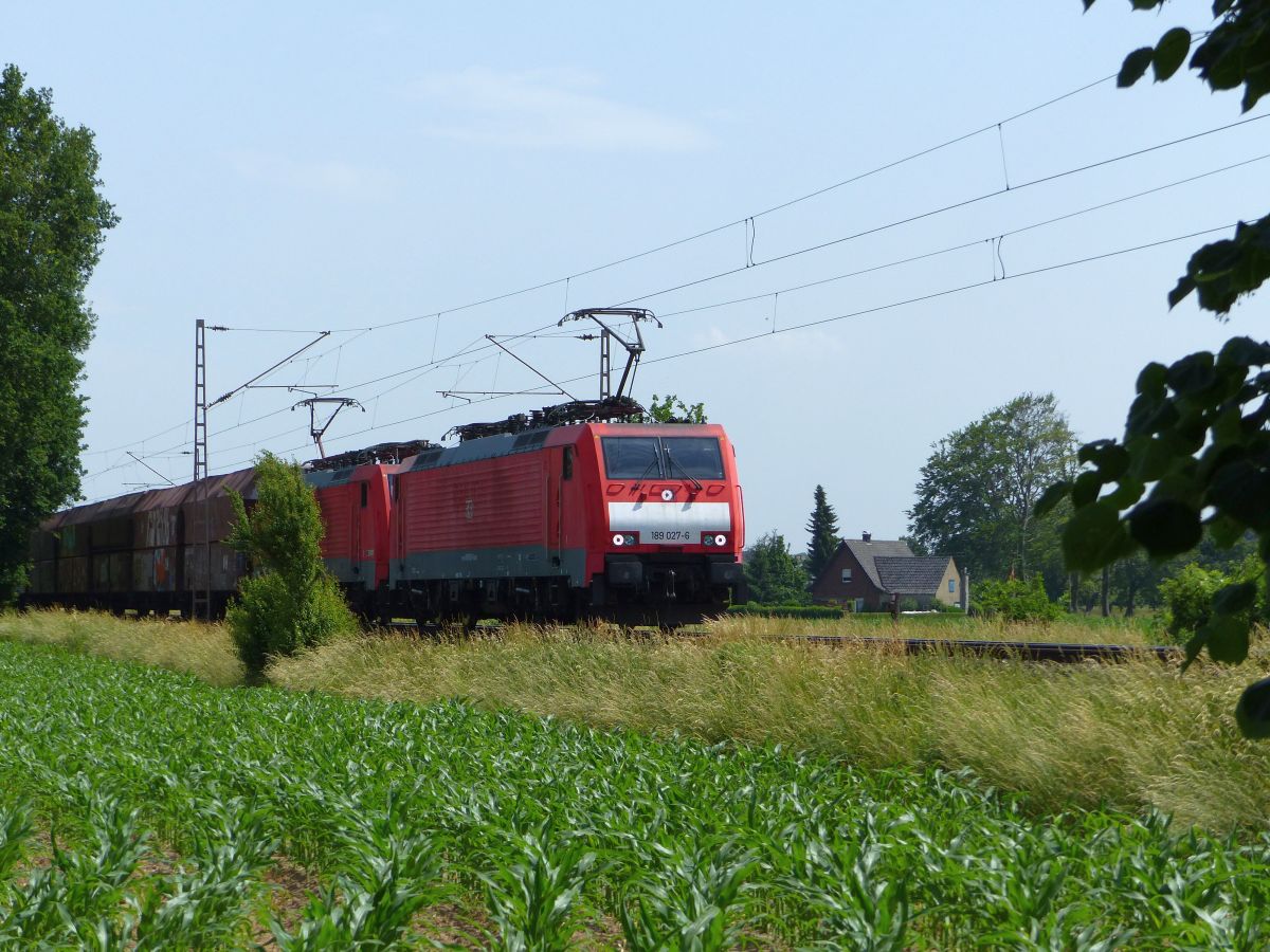 DB Cargo Lokomotive 189 027-6 mit Schwesterlok Wasserstrasse, Hamminkeln 18-06-2021.

DB Cargo locomotief 189 027-6 met zusterloc Wasserstrasse, Hamminkeln 18-06-2021.