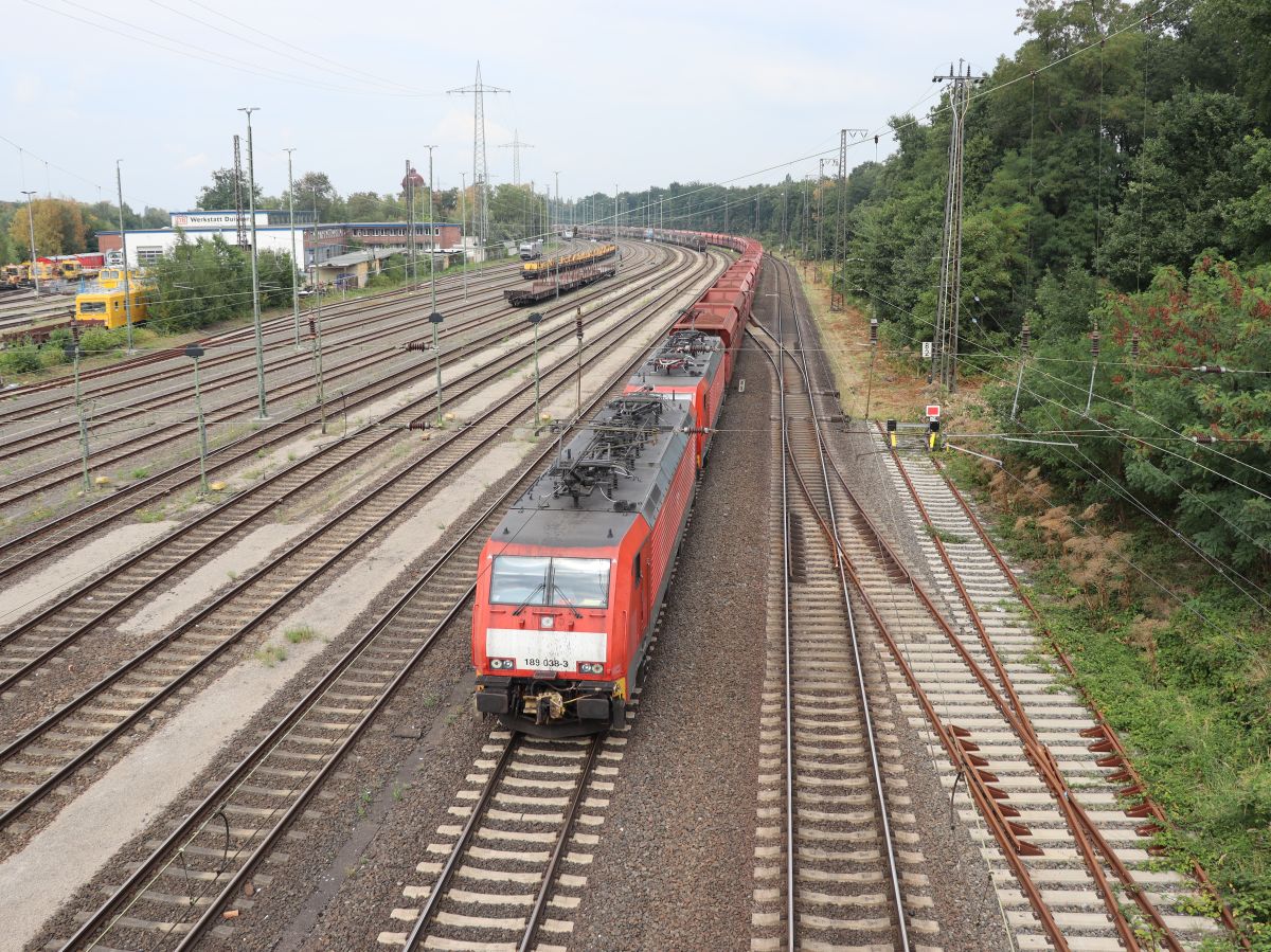 DB Cargo Lokomotive 189 038-3 mit Schwesterlok. Duisburg Entenfang. Am Entenfang Mlheim an der Ruhr 18-08-2022.

DB Cargo elektrische locomotief 189 038-3 met zusterloc voor een ertstrein. Duisburg Entenfang 18-08-2022.