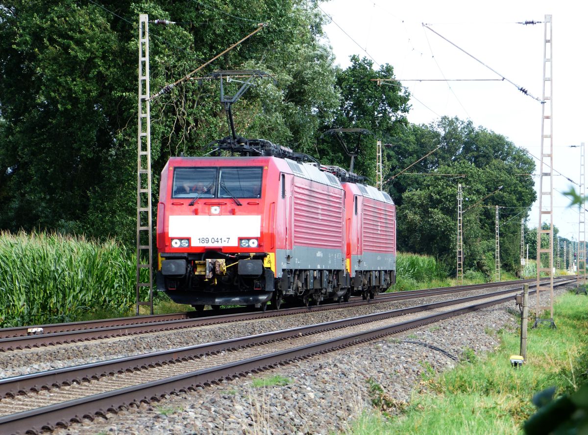 DB Cargo Lokomotive 189 041-7 mit Schwesterlok Wasserstrasse, Hamminkeln 30-07-2021.

DB Cargo locomotief 189 041-7 met zusterloc Wasserstrasse, Hamminkeln 30-07-2021.