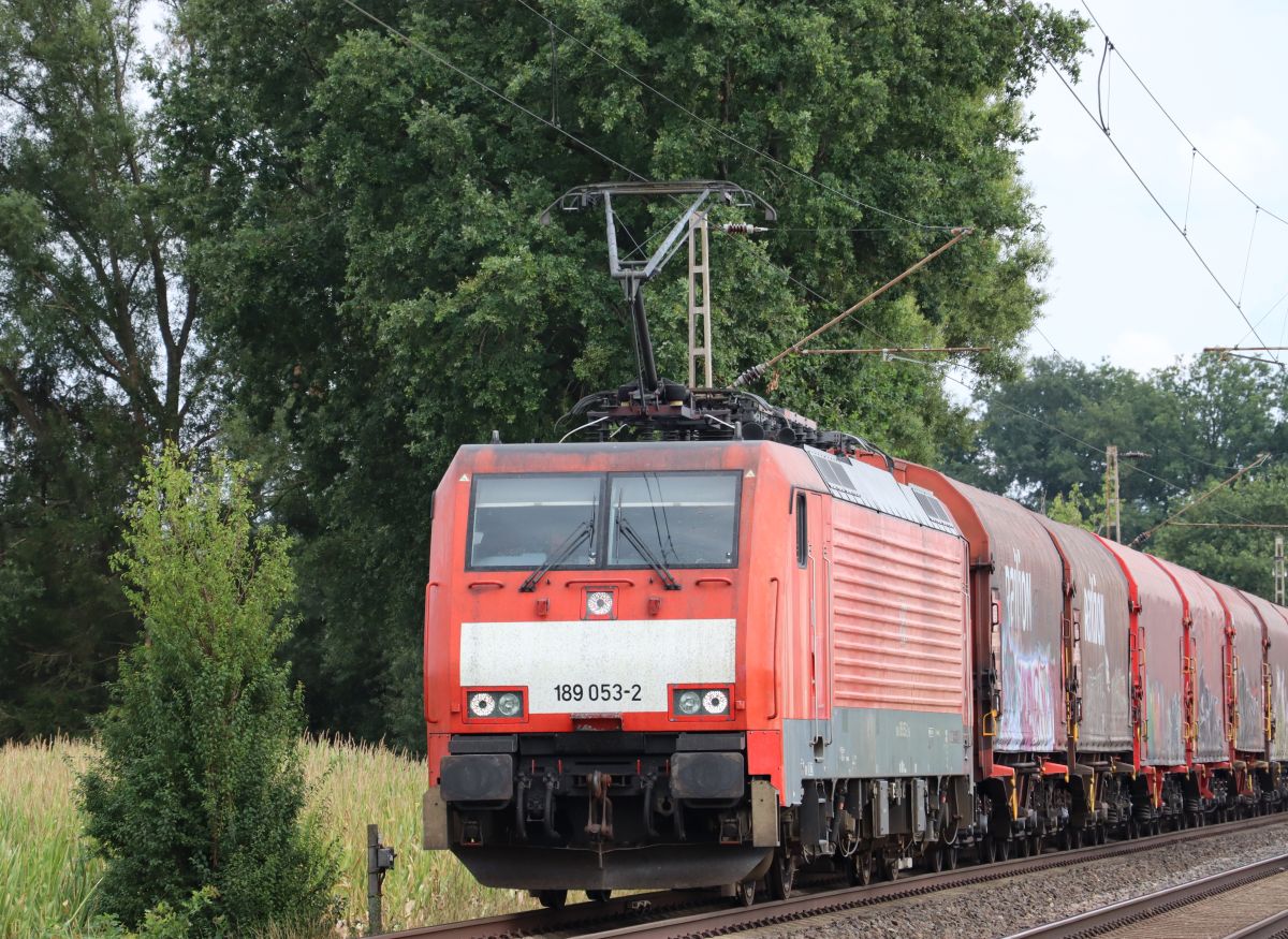 DB Cargo Lokomotive 189 053-2 bei Bahnbergang Wasserstrasse, Hamminkeln 18-08-2022.

DB Cargo locomotief 189 053-2 bij overweg Wasserstrasse, Hamminkeln 18-08-2022.