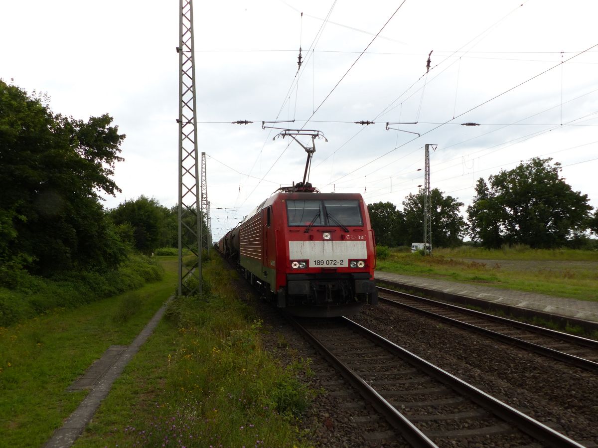 DB Cargo Lokomotive 189 072-2 Durchfahrt Bahnhof Empel-Rees 30-07-2021.

DB Cargo locomotief 189 072-2 doorkomst station Empel-Rees 30-07-2021.