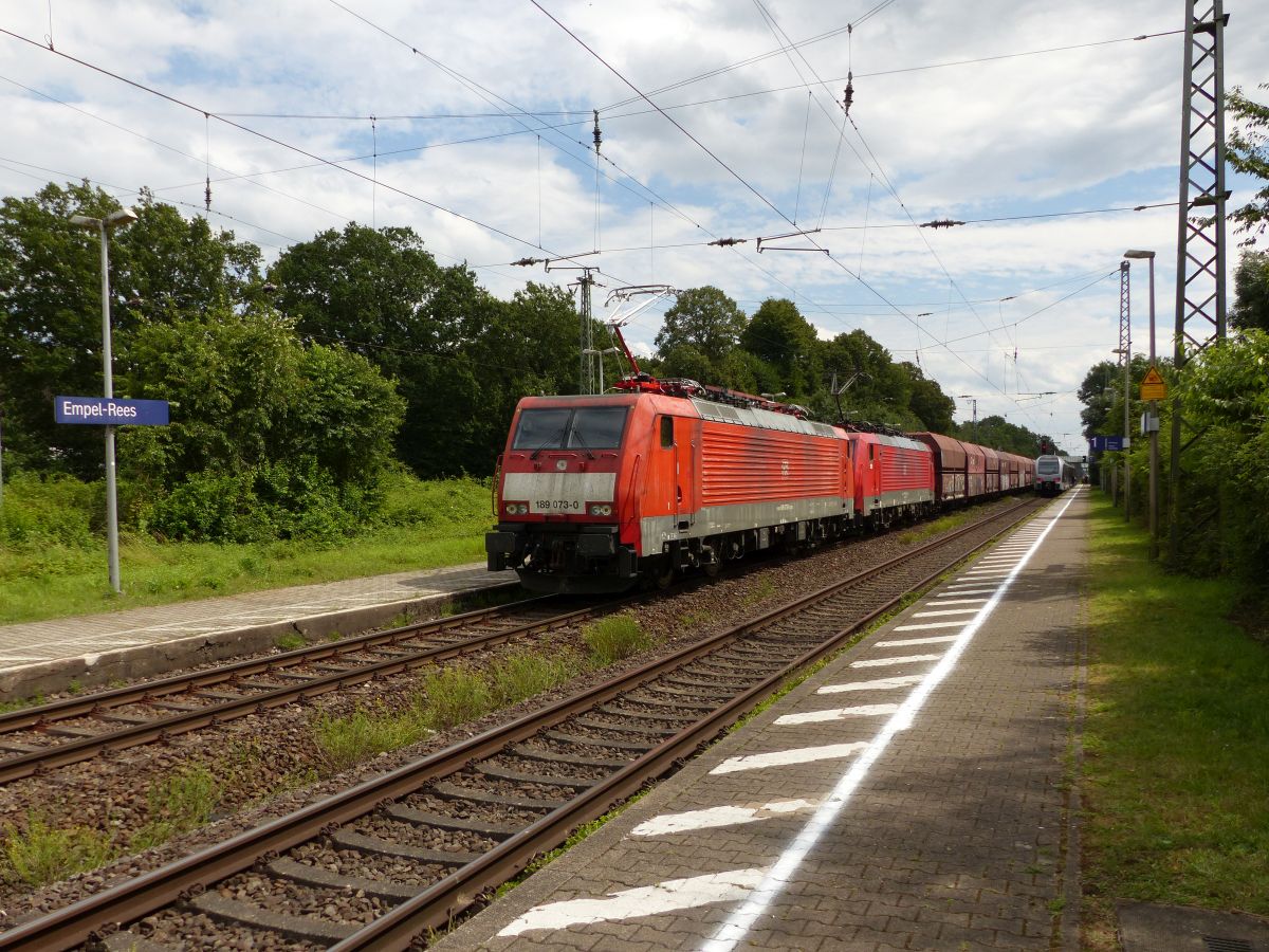 DB Cargo Lokomotive 189 073-0 mit Schwesterlok Gleis 2 Bahnhof Empel-Rees 30-07-2022.

DB Cargo locomotief 189 073-0 met zusterloc spoor 2 station Empel-Rees 30-07-2022.