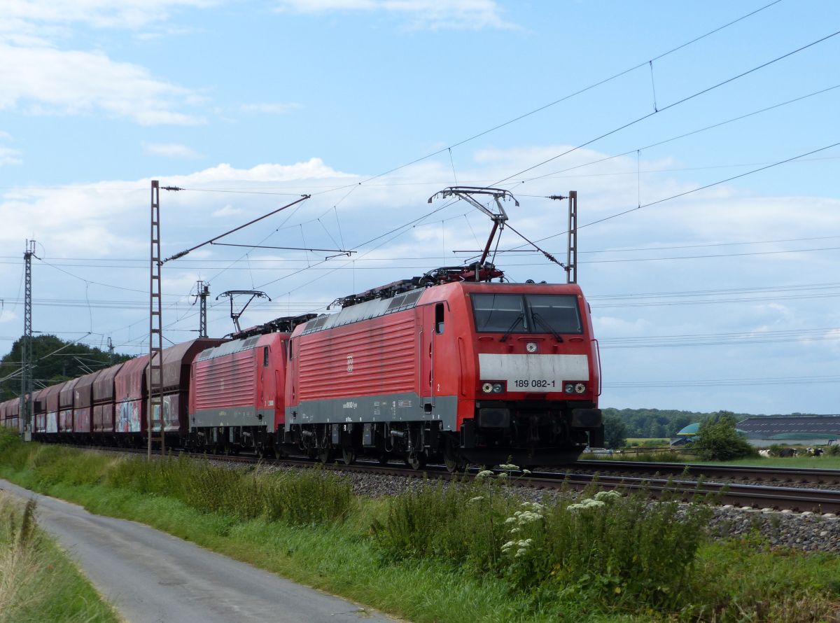 DB Cargo Lokomotive 189 082-1 mit Schwesterlok. Wasserstrasse, Hamminkeln 30-07-2021.

DB Cargo locomotief 189 082-1 met zusterloc. Wasserstrasse, Hamminkeln 30-07-2021.