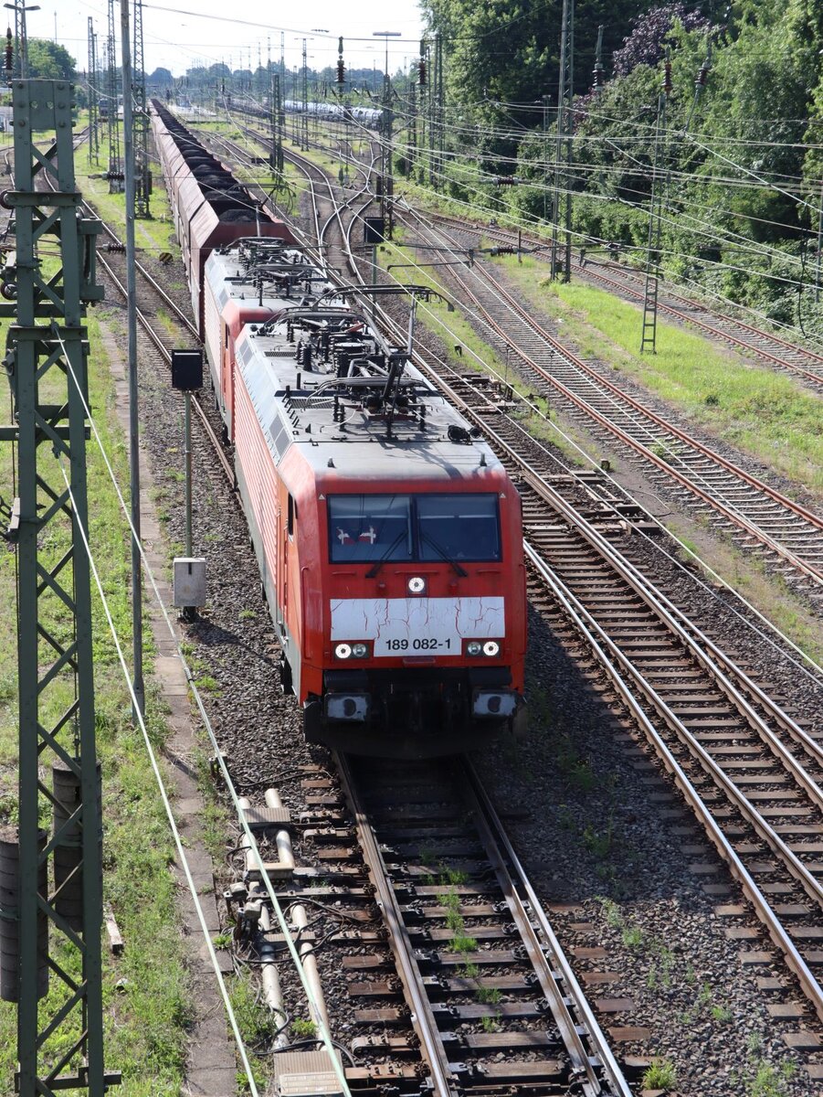 DB Cargo Lokomotive 189 082-1 mit Schwesterlok. Nierenberger Strae, Emmerich am Rhein 11-07-2024.

DB Cargo locomotief 189 082-1 met zusterlocomotief. Nierenberger Strae, Emmerich am Rhein 11-07-2024.