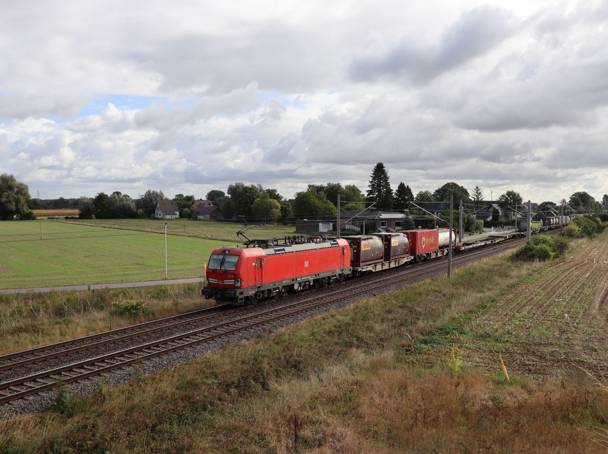 DB Cargo Lokomotive 193 307-6 (91 80 6193 307-6 D-DB) Baumannstrasse, Praest 16-09-2022.

DB Cargo locomotief 193 307-6 (91 80 6193 307-6 D-DB) Baumannstrasse, Praest 16-09-2022.