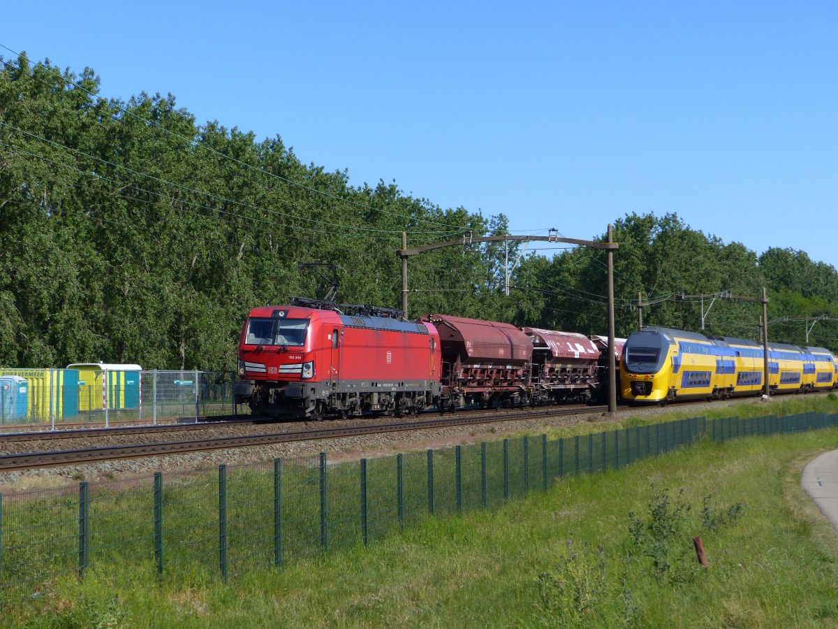 DB Cargo Vectron Lokomotive 193 305-0 (91 80 6193 305-0 D-DB) Polder Oudendijk, Willemsdorp 15-05-2020.

DB Cargo Vectron locomotief 193 305-0 (91 80 6193 305-0 D-DB) Polder Oudendijk, Willemsdorp 15-05-2020.