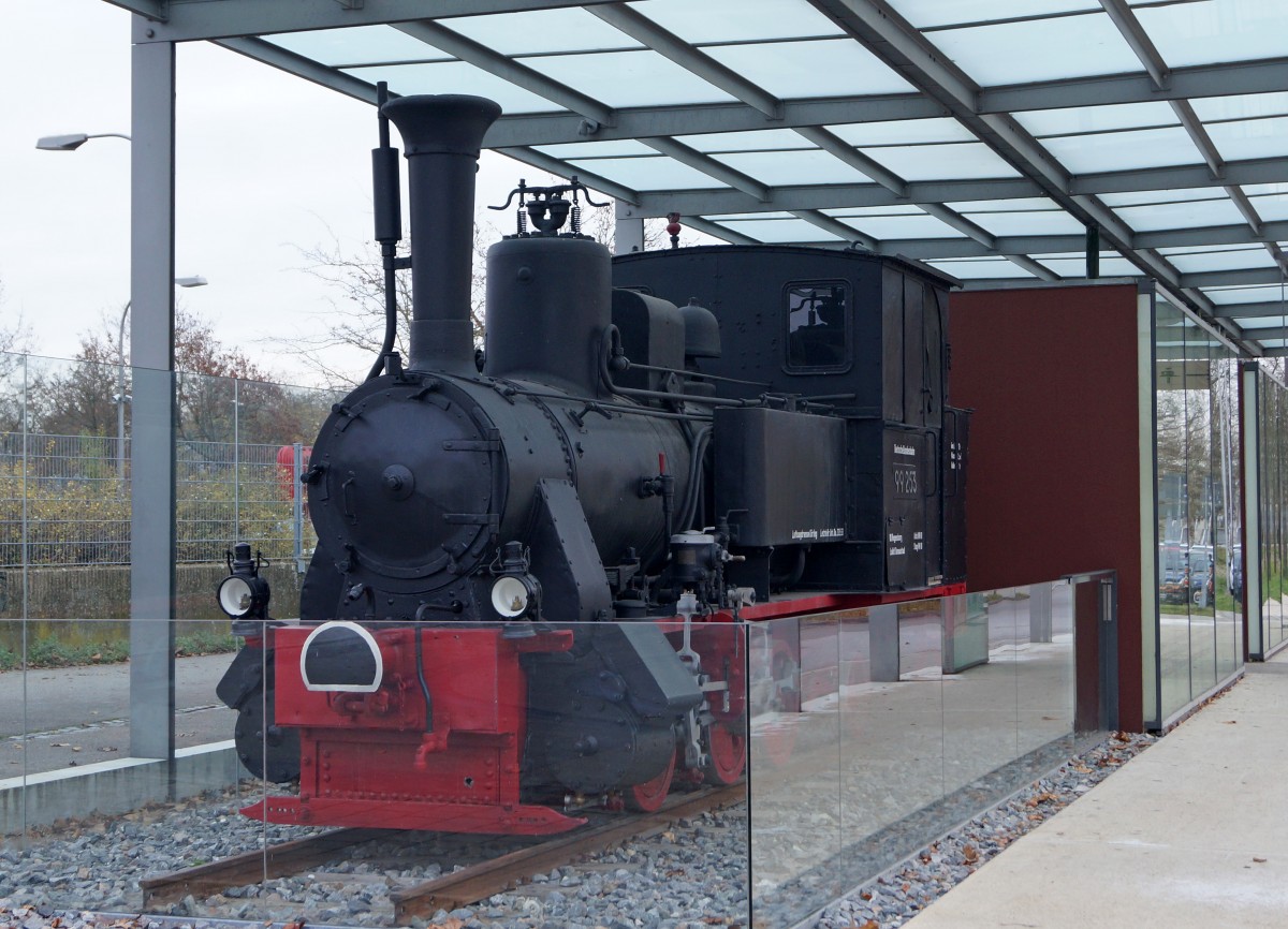 DB: Die Denkmallok 99253, aufgenommen am 21.11.2014 in Regensburg, erinnert an die ehemalige Walhallabahn. Die Walhallabahn, im Volksmund  WALHALLA-BOCKERL  genannt, war eine meterspurige Schmalspurbahn. Sie verkehrte von 1889 bis 1968 auf der Gesamtstrecke von 23,48 Km von Regensburg-Stadtamhof nach Wörth an der Donau.
Foto: Walter Ruetsch