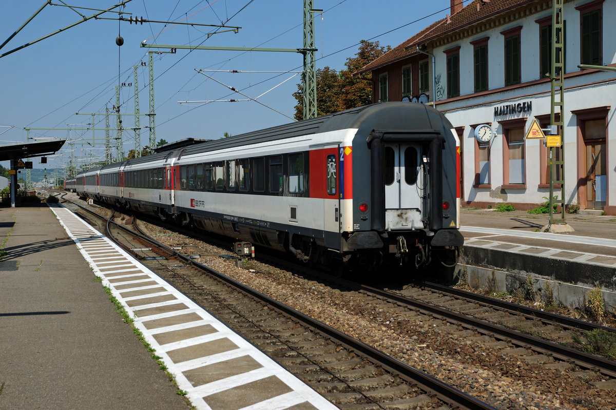 DB: Durch den Ausbau des Bahnhofs Haltingen auf vier Geleise bleibt kein Stein mehr auf dem andern. Das historische Bahnhofsgebäude, der alte Güterschuppen, die Brücken sowie die Dikrektverbindung zum Güterbahnhof fallen dem Umbau zum Opfer. Diverse Änderungen gibt es in Zukunft auch bei den Rollmaterialeinsätzen. Die Züge Basel-HB - Hamburg mit BR 101 und moderisierten Bpm 51-Wagen fallen weg und auch die  fotogenen N-Wagen-Züge  mit BR 111 sollen durch modernere Kompositionen ersetzt werden. Eventuell fahren auch schon bald die neuen ICE IV anstelle von den alten ICE I in die Schweiz. Die Bildserie vom 9. September 2016 dokumentiert noch einmal den Ist-Zustand, bevor die Bagger auffahren werden.
Foto: Walter Ruetsch  