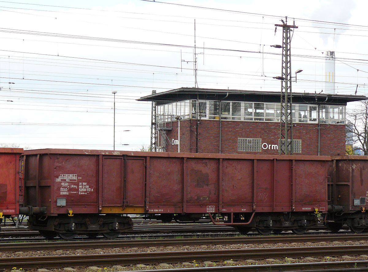 DB Eaos-x 051 mit Nummer 31 80 5358 117-5. Oberhausen West, Deutschland 18-04-2015.

DB Eaos-x 051 vierassige hoge bakwagen met nummer 31 80 5358 117-5. Oberhausen West, Duitsland 18-04-2015.