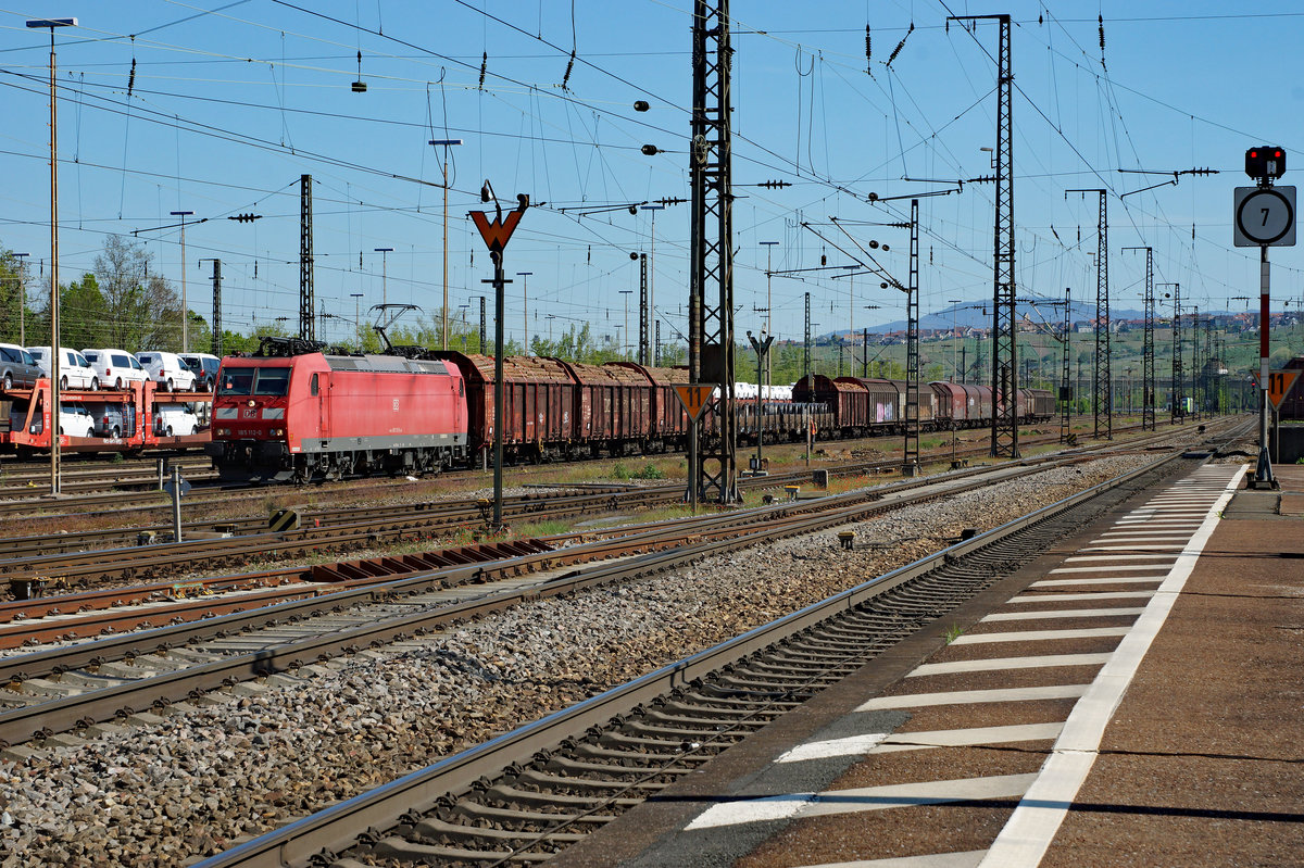 DB: Gterzug mit der 185 112-0 auf die Abfahrt wartend im Gterbahnhof Weil am Rhein am 6. Mai 2016. Am Tag nach dem Vatertag war es hier sehr ruhig. 
Foto: Walter Ruetsch