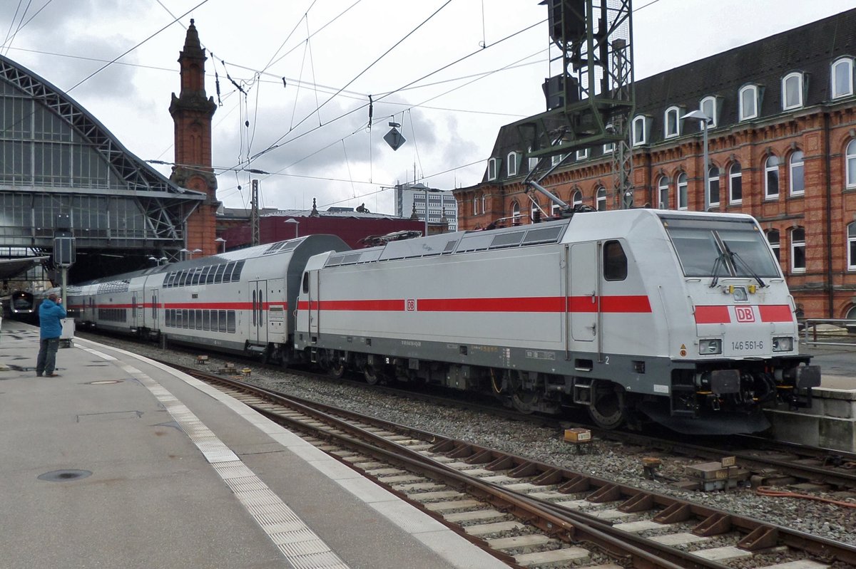 DB IC-2mit 146 561 treft am 27 April 2016 in Bremen Hbf ein. 