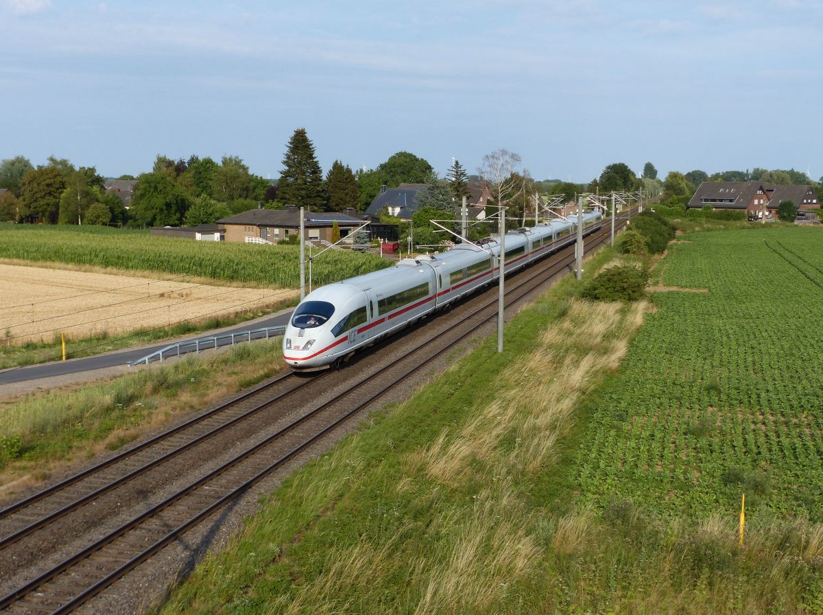 DB ICE Triebzug 406 080-2 (4680)  Wrzburg . Baumannstrasse, Praest 06-07-2018.

DB ICE treinstel 4680 met de naam  Wrzburg . Baumannstrasse, Praest 06-07-2018.