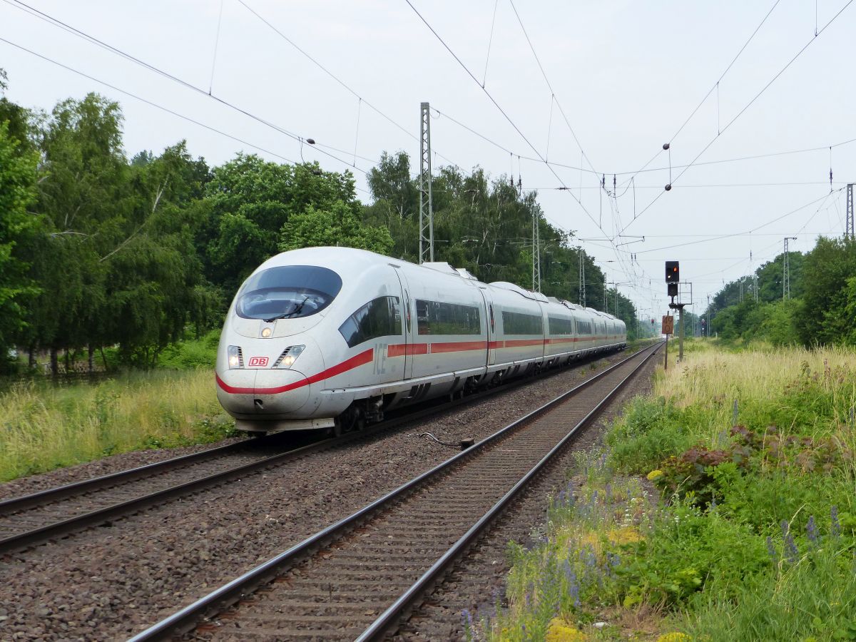 DB ICE Triebzug durchfahrt Gleis 1 Bahnhof Empel-Rees 18-06-2021.

DB ICE treinstel doorkomst spoor 1 station Empel-Rees 18-06-2021.