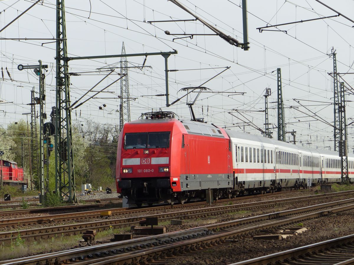 DB loc 101 080-0 mit wegen Bauarbeiten umgeleitete Intercity. Gterbahnhof Oberhausen West 31-03-2017.

DB loc 101 080-0 met i.v.m. werkzaamheden omgeleide intercity. Goederenstation Oberhausen West 31-03-2017.