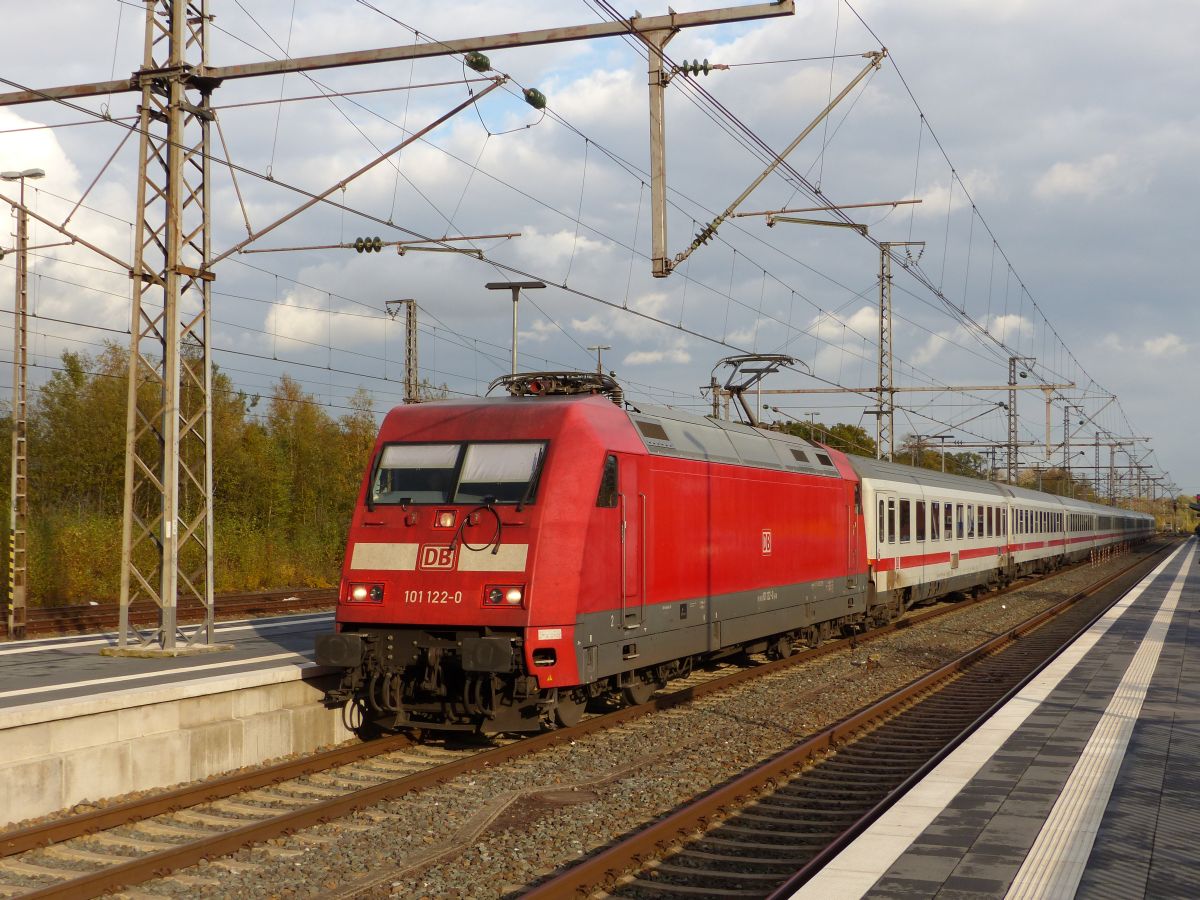 DB Lok 101 122-0 Gleis 2 Bad Bentheim 02-11-2018.

DB loc 101 122-0 spoor 2 Bad Bentheim 02-11-2018.