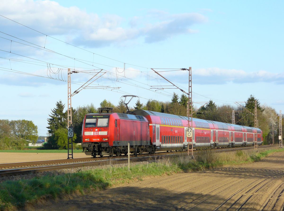 DB Lok 146 016-1 mit Doppelstockwagen. Waldweg, Rees bei Emmerich am Rhein, 18-04-2015.

DB loc 146 016-1 met dubbeldekrijtuigen. Waldweg, Rees bij Emmerich, 18-04-2015.