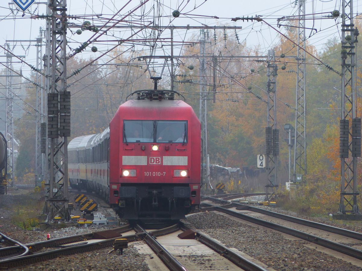 DB Lokomotive 101 010-7 durchfahrt Bahnhof Salzbergen 21-11-2019.

DB locomotief 101 010-7 doorkomst station Salzbergen 21-11-2019.