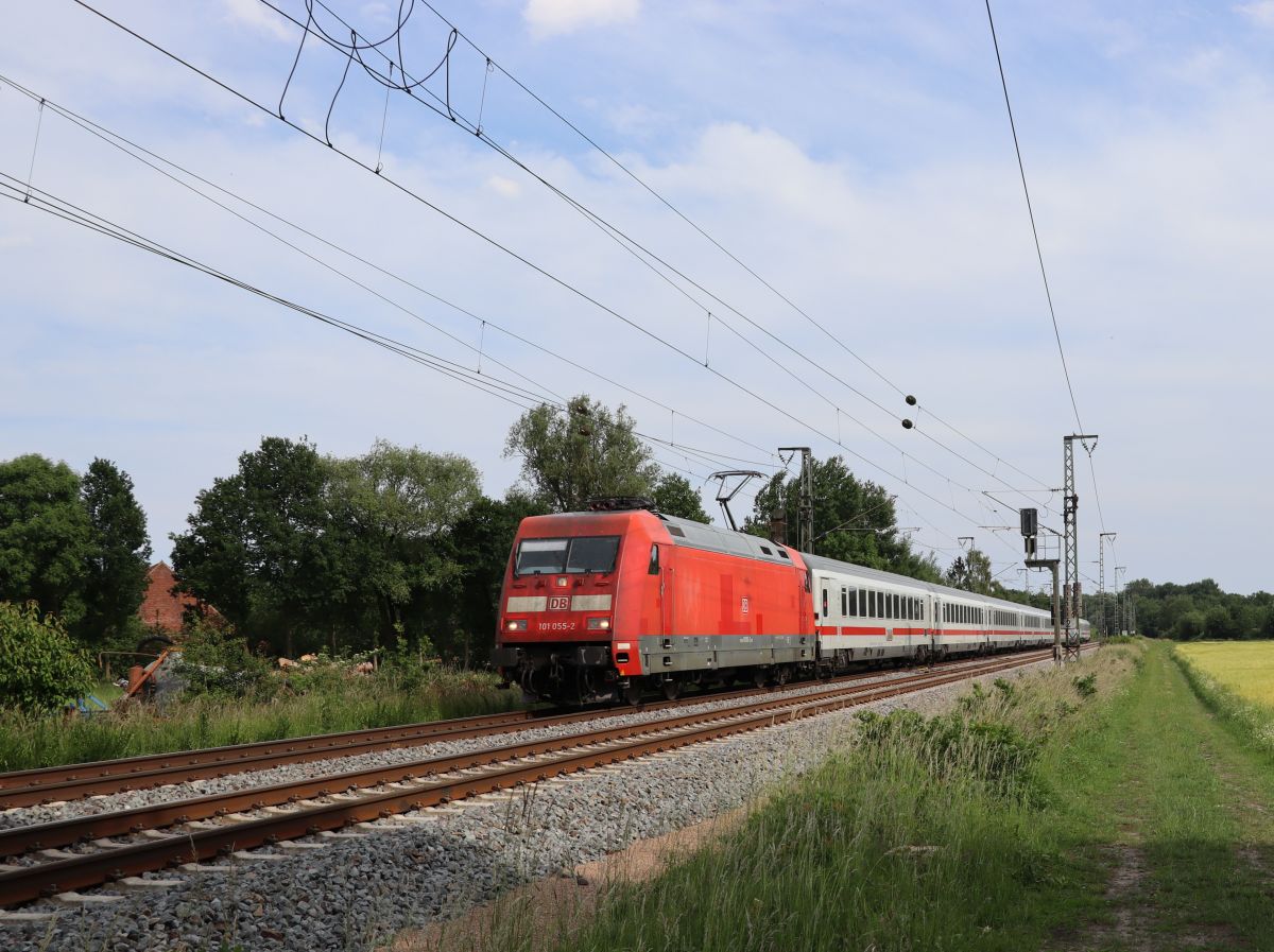 DB Lokomotive 101 055-2 mit Intercity Devesstrae, Salzbergen 03-06-2022.

DB locomotief 101 055-2 met Intercity Devesstrae, Salzbergen 03-06-2022.