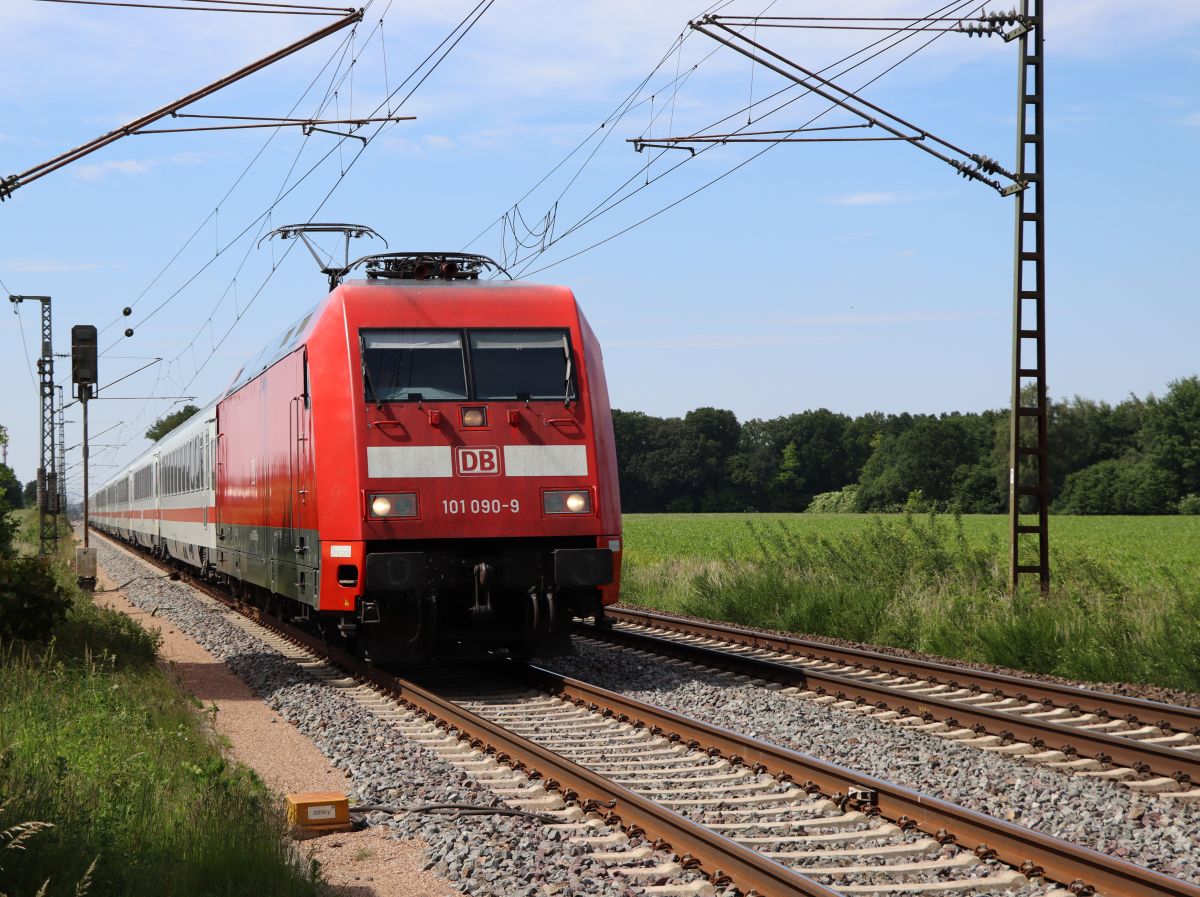 DB Lokomotive 101 090-9 Bahnbergang Devesstrasse Salzbergen 03-06-2022.


DB locomotief 101 090-9 overweg Devesstrasse Salzbergen 03-06-2022.