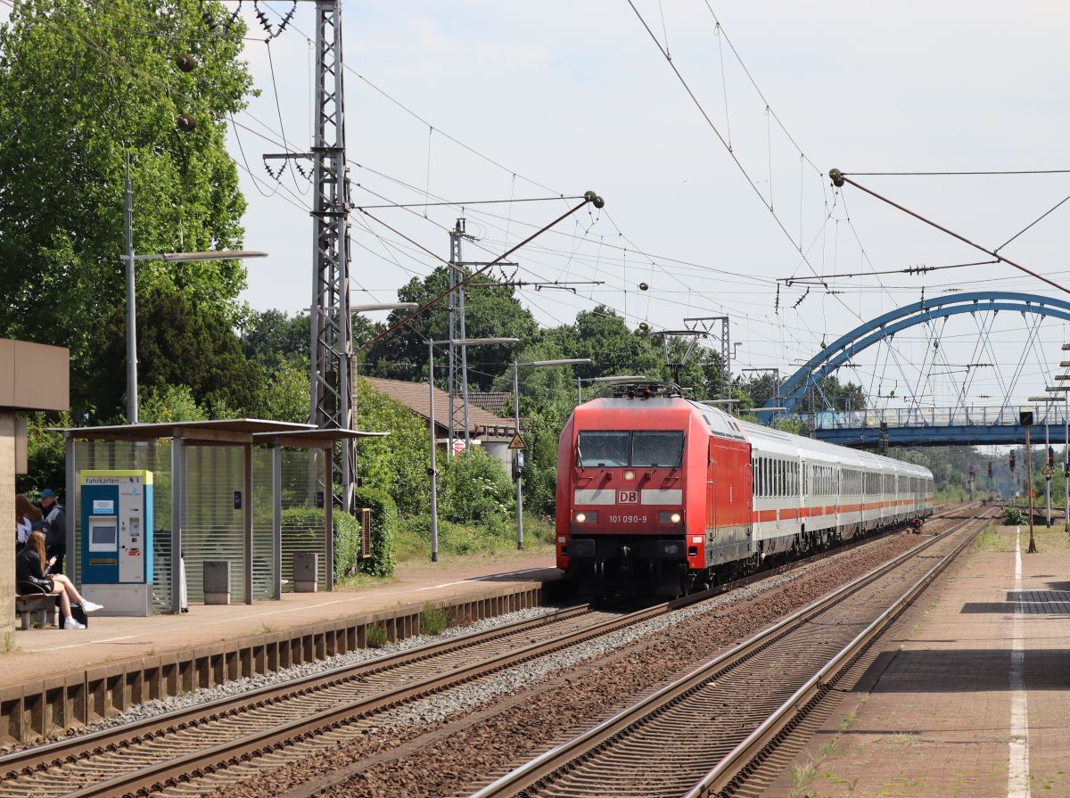 DB Lokomotive 101 090-9 Gleis 4 Bahnhof Salzbergen 03-06-2022.

DB locomotief 101 090-9 spoor 4 station Salzbergen 03-06-2022.