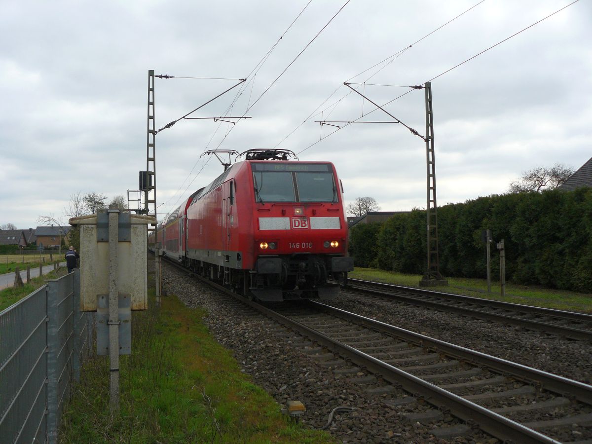 DB Lokomotive 146 018-7 zwischen Emmerich am Rhein und Wesel 17-04-2015.

DB locomotief 146 018-7 tussen Emmerich am Rhein en Wesel 17-04-2015.