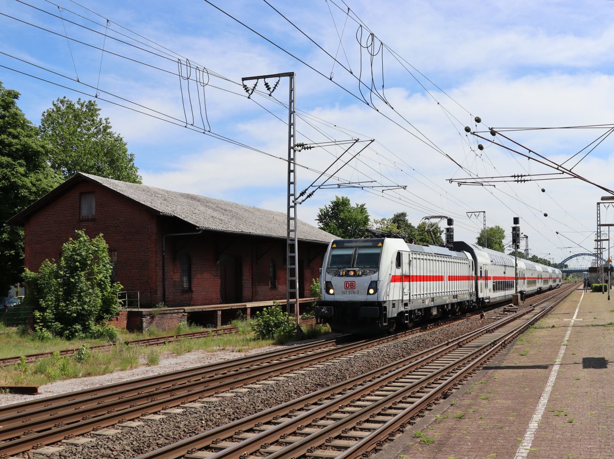 DB Lokomotive 147 576-3 Zuggarnitur 4903 Gleis 4 Bahnhof Salzbergen 03-06-2022.

DB locomotief 147 576-3 met rijtuigstam 4903 spoor 4 station Salzbergen 03-06-2022.