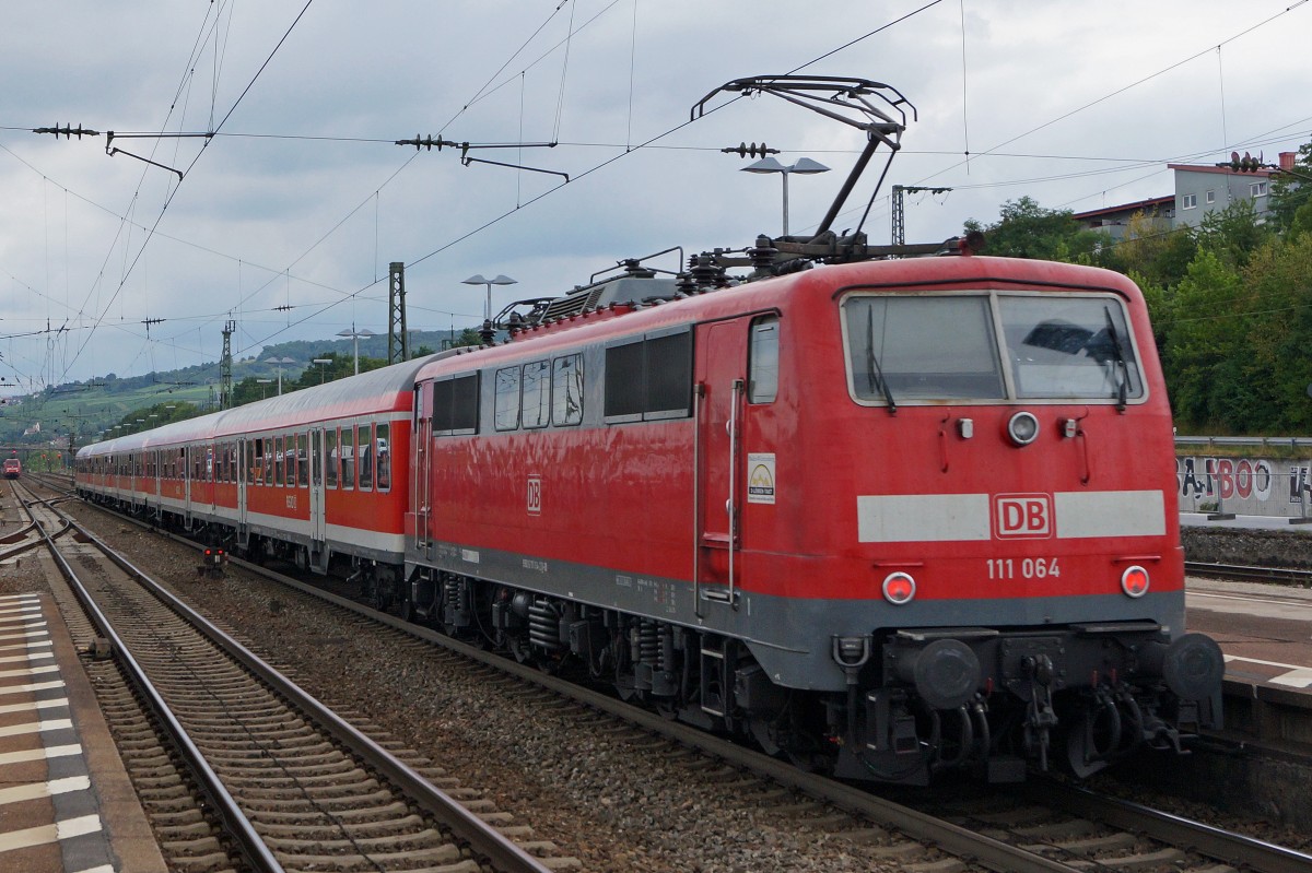 DB: Mit etwas Fotografenglück kriegt man auch in Deutschland noch ab und zu eine ältere stilreine Zugskomposition vor die Linse. Am 23. Juli 2015 schob die 111 064 einen RE vom Badischen Bahnhof Basel nach Offenburg. Die Aufnahme ist bei der Ausfahrt Weil am Rhein entstanden.
Foto: Walter Ruetsch