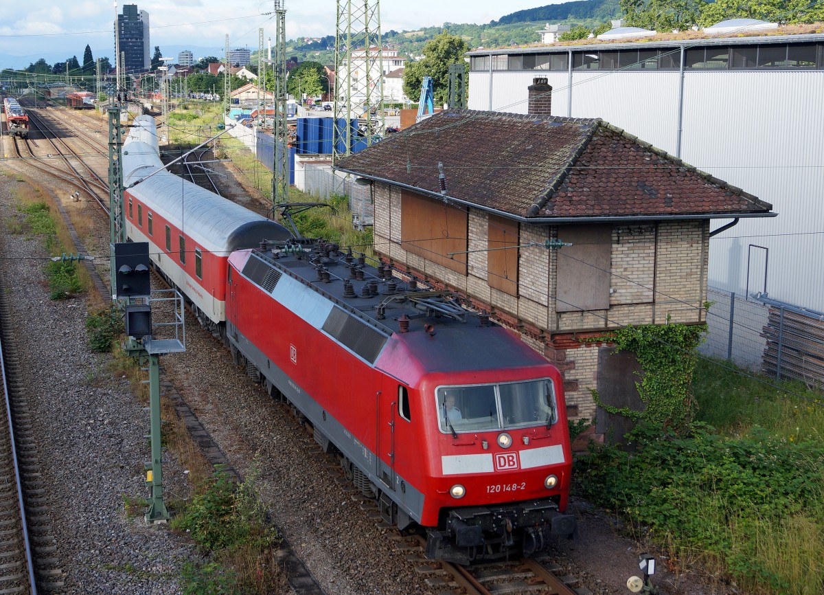 DB: Nach der Ankunft des Autozuges Hamburg-Lrrach rangierte am 23. Juni 2015 die 120 148-2 die Personenwagen auf das richtige Geleise des Gterbahnhofs Lrrach.
Foto: Walter Ruetsch